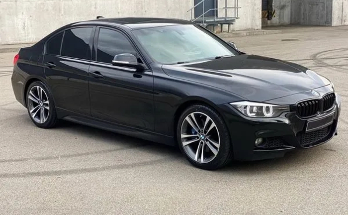 175 Авто BMW 328i без водія 175 Авто BMW 328i без водія