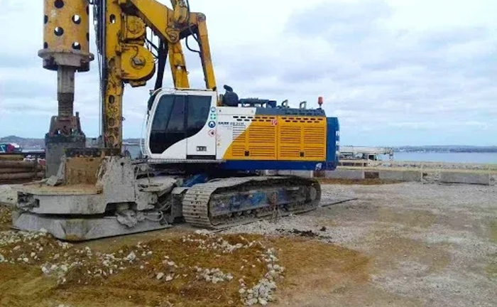 Бурова установка BG-40 на базовому шасі BS 100B Бурова установка BG-40 на базовому шасі BS 100B