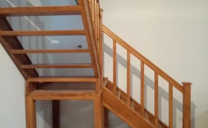 Виготовлення та встановлення сходів з дерева як із великих порід так і з м'яких Виготовлення та встановлення сходів з дерева як із великих порід так і з м'яких