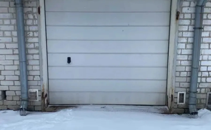 Просторий гараж для автомобіля та зберігання інструментів