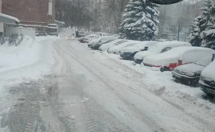 Прибирання снігу: дахи та двори Прибирання снігу: дахи та двори
