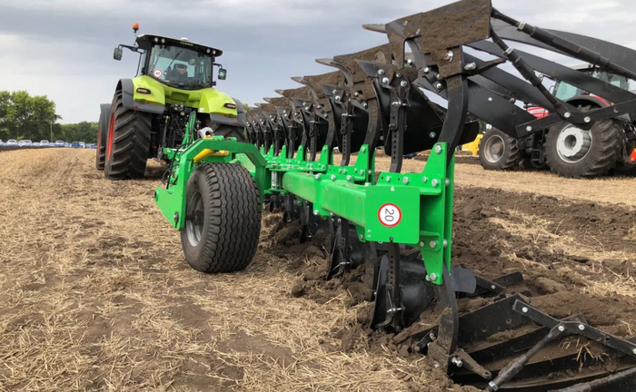 Плуг Оборотній ВелесАгро разом із ТРАКТОРОМ колісним John Deere 8370R Плуг Оборотній ВелесАгро разом із ТРАКТОРОМ колісним John Deere 8370R