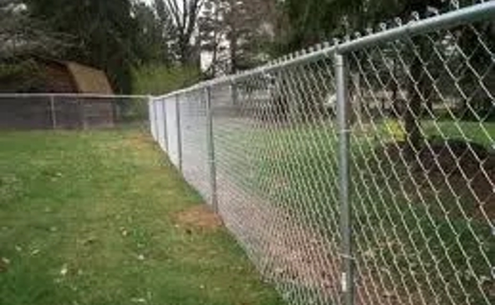 Встановлюємо паркани з профнастилу, сітки рабиці, дерев'яні, з 3Д сітки.