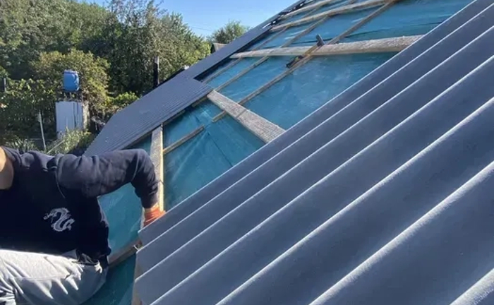 Покрівельні роботи. Заміна шиферу . Демонтаж старого шиферу Покрівельні роботи. Заміна шиферу . Демонтаж старого шиферу