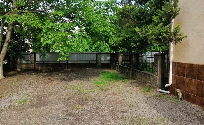 Зберігання легкового автомобіля у приватному дворі