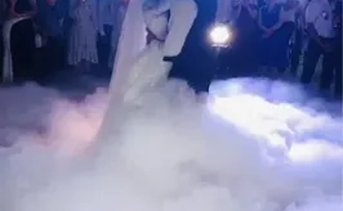 ВАЖКИЙ ДИМ на перший танець . Конфеті машина. Холодні вогні! ВАЖКИЙ ДИМ на перший танець . Конфеті машина. Холодні вогні!