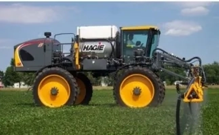 Самохідний обприскувач, марка Спрейкуб. Самохідний обприскувач, марка Спрейкуб.