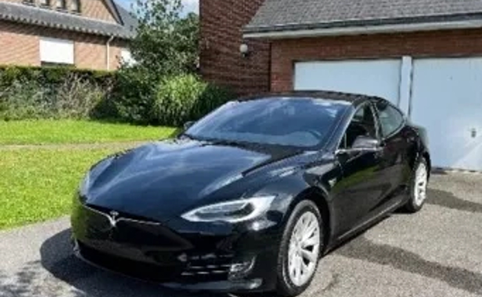 Авто преміум класу Tesla Model S Авто преміум класу Tesla Model S