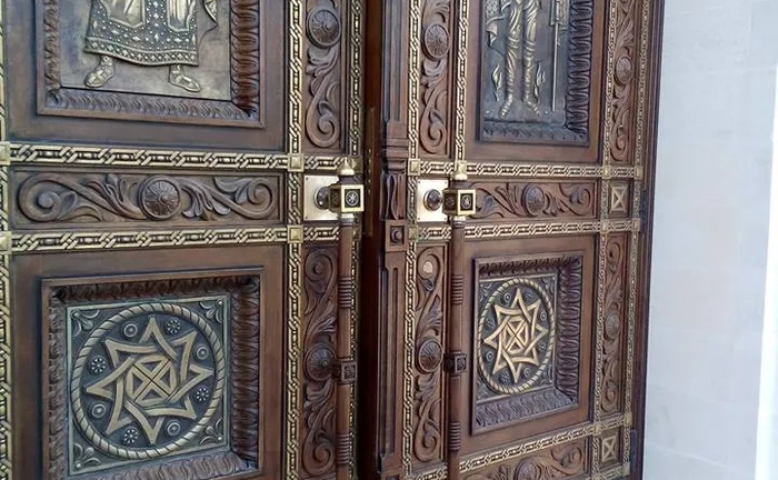 Виготовлення церковних дверей з дерева та бронзи литво Виготовлення церковних дверей з дерева та бронзи литво