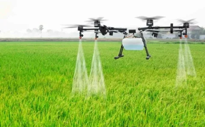 Дрон - обприскувач для обробки землі Дрон - обприскувач для обробки землі