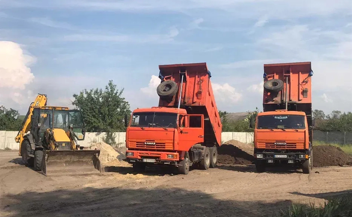 Чищення ділянок, копання котлованів, послуги тракторів та самоскидів