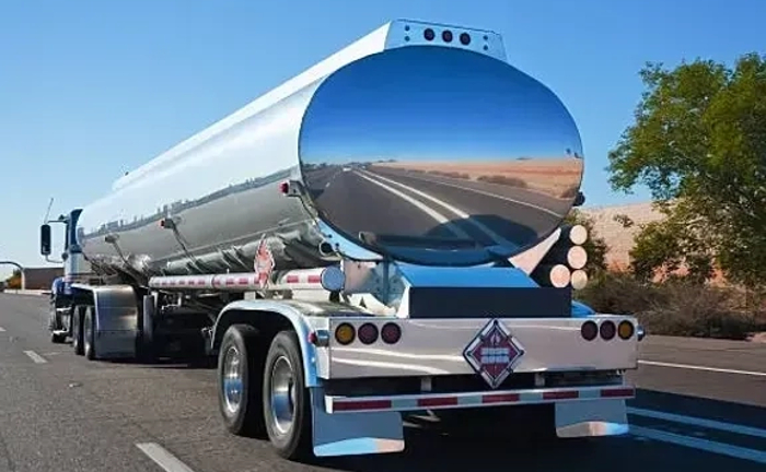 Бензовоз (паливозаправник)-перевезення пального.