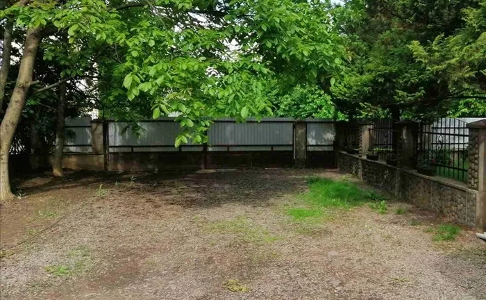 Зберігання мікроавтобуса у приватному дворі