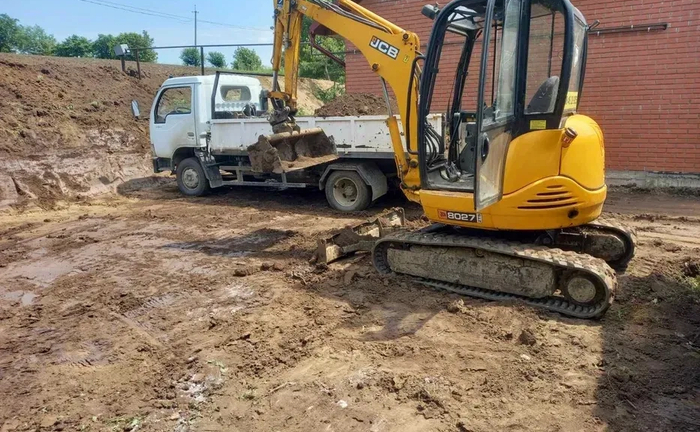 Послуги мініекскаватора та самоскида Послуги мініекскаватора та самоскида