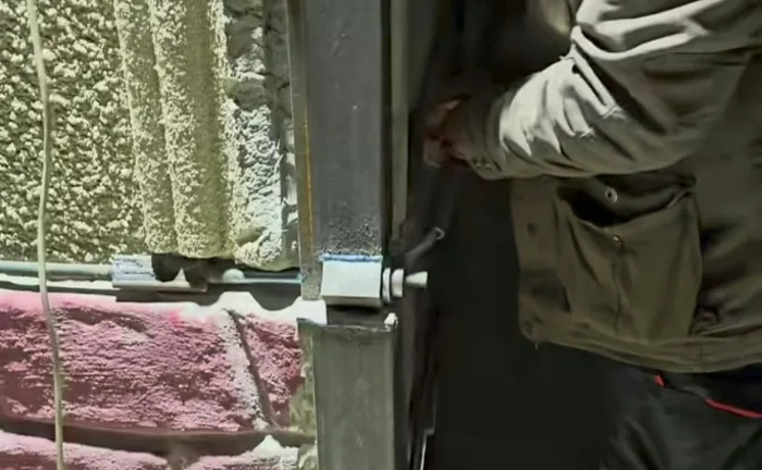 Усиление аварийных домов. Стягивание домов металлоконструкцией,сварка.