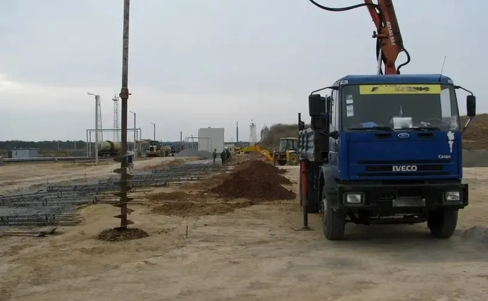 Буріння ям діаметрів від 200 до 600 мм на глибину до 7 метрів Буріння ям діаметрів від 200 до 600 мм на глибину до 7 метрів