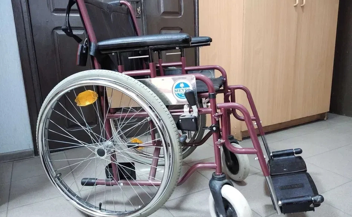 Надійне медичне крісло колісне (візок) Надійне медичне крісло колісне (візок)