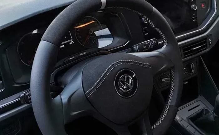 Перетяжка руля и КПП качественными материалами (кожа, алькантара).