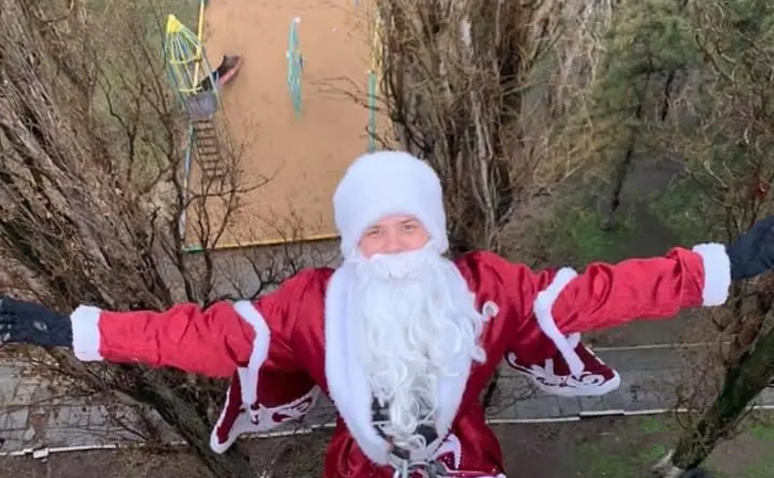 Привітання Дід Мороз у вікно Привітання Дід Мороз у вікно