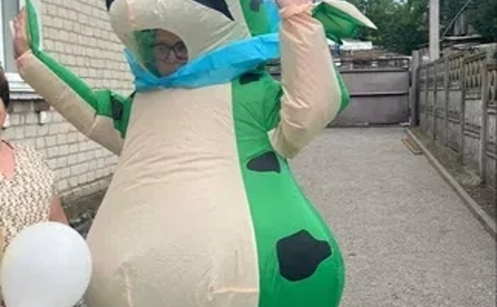 Яскравий костюм жаби