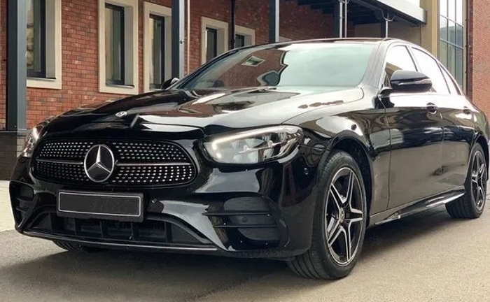 344 Mercedes Benz E-class EQ W213 E220d чорний з водієм 344 Mercedes Benz E-class EQ W213 E220d чорний з водієм