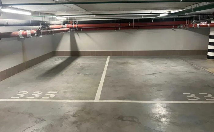 Просторе сімейне паркомісце зі зручним заїздом