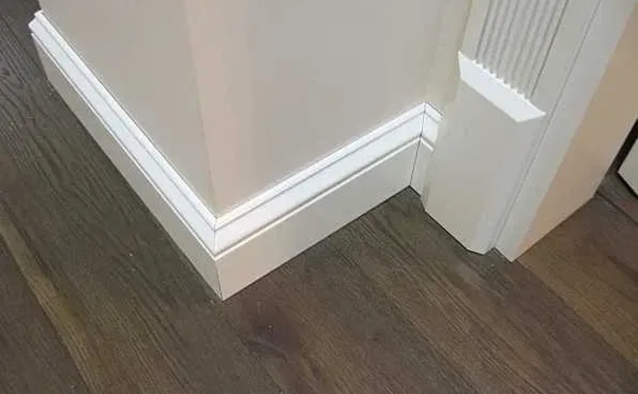 Установку плинтусов МДФ в Харькове с подрезкой 45° выполнит мастер (130грн. пог.м.)