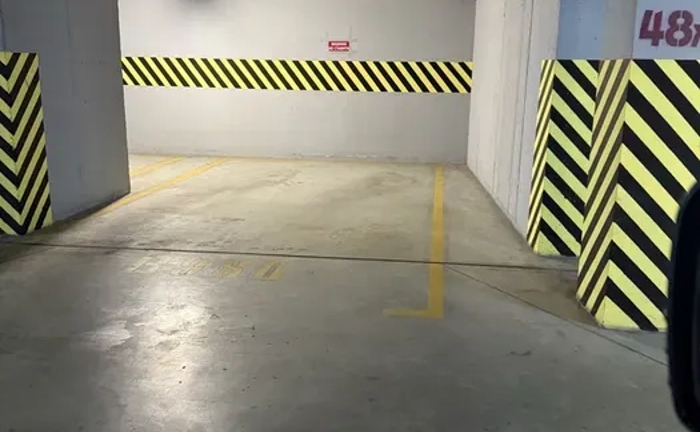 Паркомісце на Каманіна 16-А Паркомісце на Каманіна 16-А