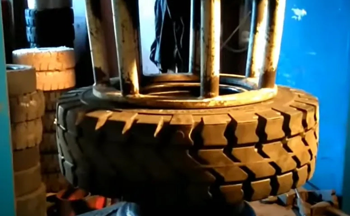 Монтаж цільнолитих шин для вилкових навантажувачів Монтаж цільнолитих шин для вилкових навантажувачів