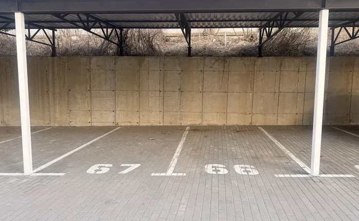 Місце на парковці. Зручний заїзд