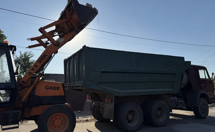 Професійні послуги екскаватора: копання, навантаження, планування!