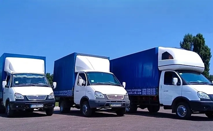 Вантажне таксі. Вантажники, високі чисті автомобілі Вантажне таксі. Вантажники, високі чисті автомобілі