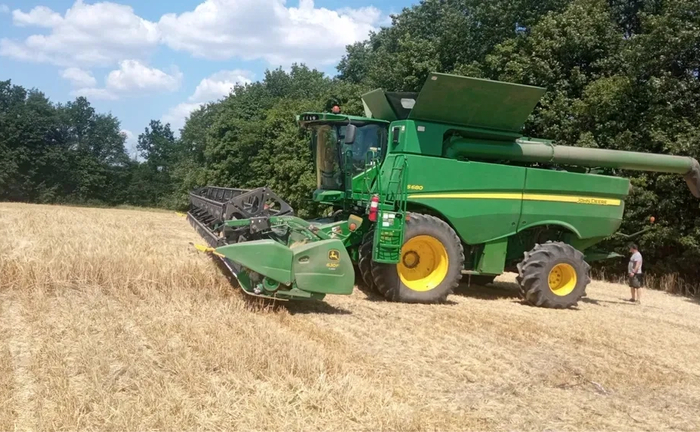 Якісне збирання врожаю: надаємо зернозбиральні комбайни для польових робіт