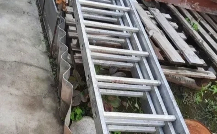 Драбини, сходи трисекційна довжина 10 м, вага 10.6 кг. Драбини, сходи трисекційна довжина 10 м, вага 10.6 кг.