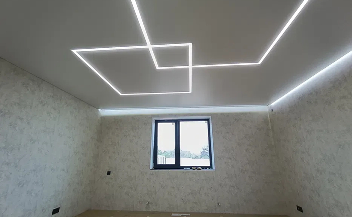 Натяжні стелі від монтажників без посередників. Злив води. Натяжні стелі від монтажників без посередників. Злив води.