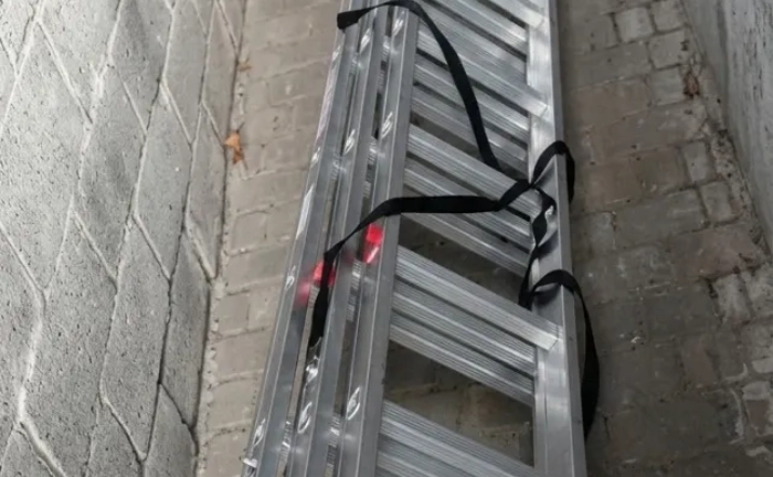 Висувна драбина висотою 8,6 м. Висувна драбина висотою 8,6 м.