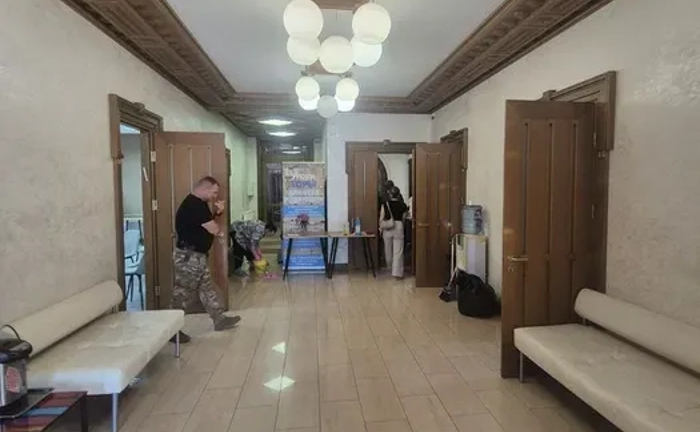 Прибирання офісів, магазинів, миття вікон, хімчистка меблів Прибирання офісів, магазинів, миття вікон, хімчистка меблів