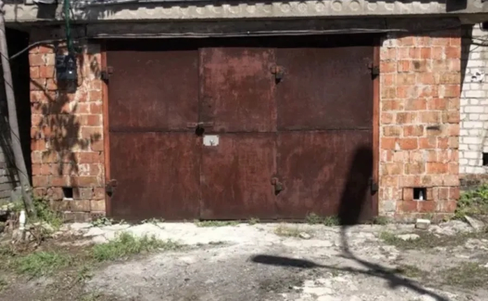 Просторий цегляний гараж, зручний заїзд