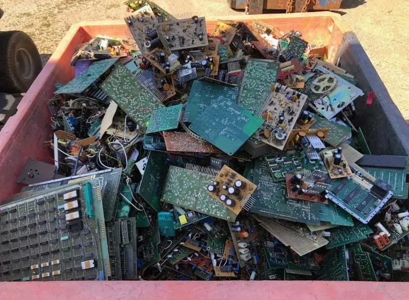 Приймаю: Радіолампи, мікросхеми, транзистори, підсилювачі Конденсатори, реле, резистори, плати Осцилографи, радіоприлади, блоки живлення