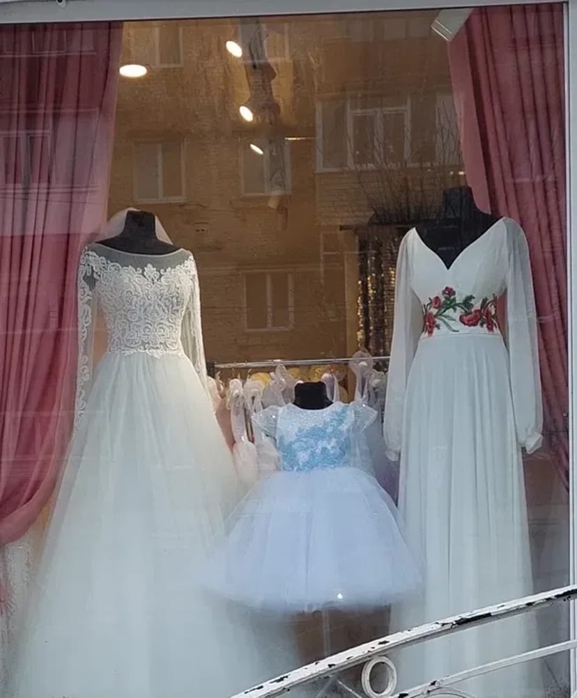 Карнавальні костюми, дитячі святкові суконі, весільні шубки