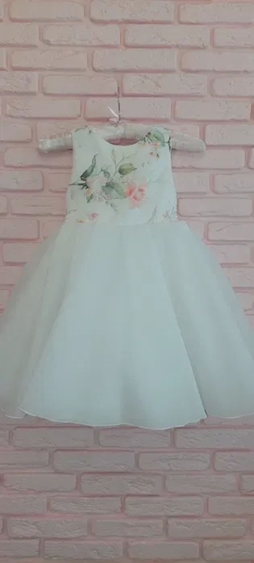 Карнавальні костюми, дитячі святкові суконі, весільні шубки