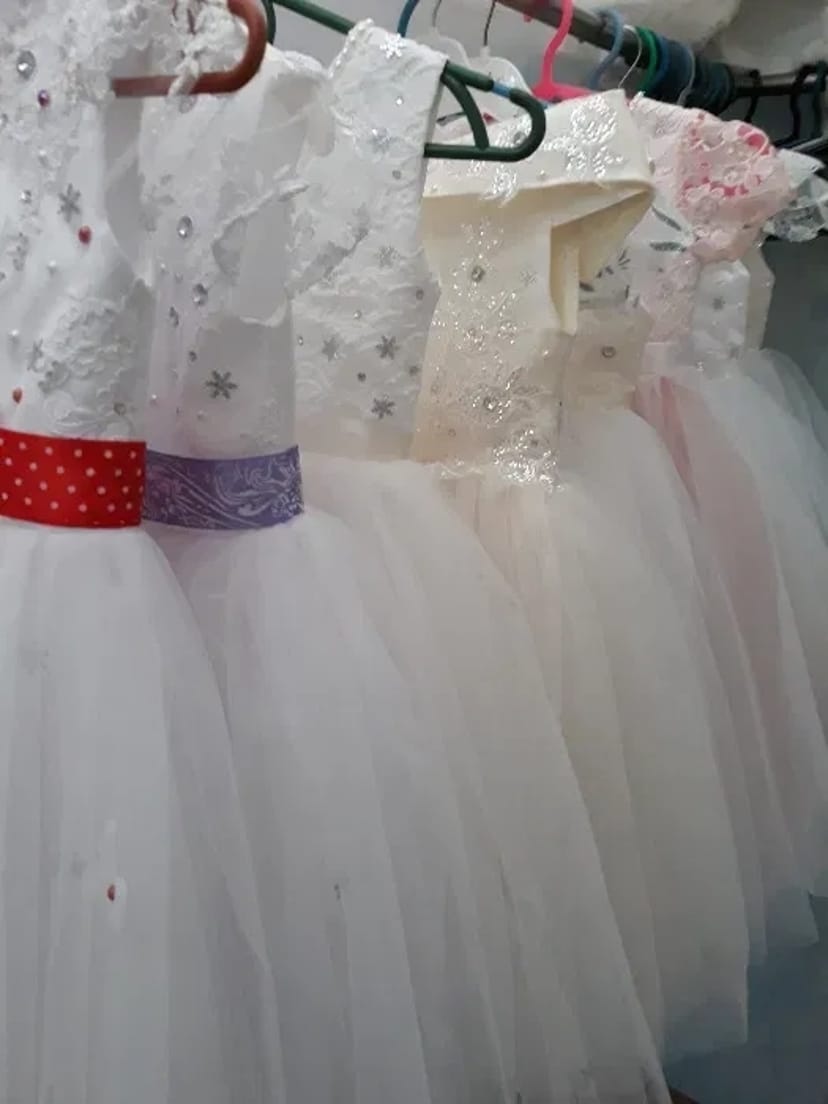 Карнавальні костюми, дитячі святкові суконі, весільні шубки