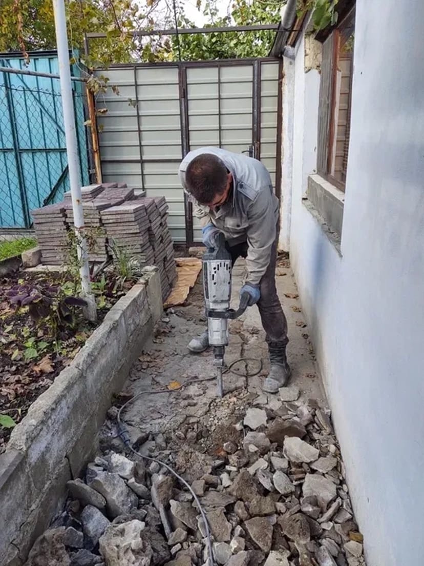 Демонтажні роботи демонтаж стін стяжки бетону сантех кабін огорож.