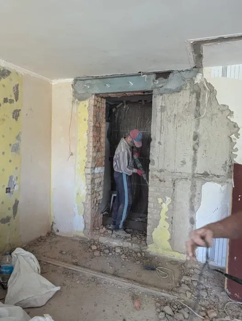Демонтажні роботи демонтаж стін стяжки бетону сантех кабін огорож.