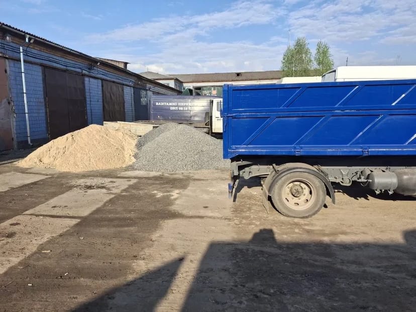 Доставляємо: Щебінь, пісок, земля, дрова, вивіз сміття.