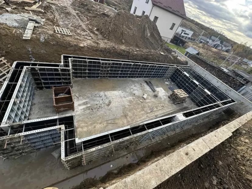 Вертикальна опалубка для будівлі