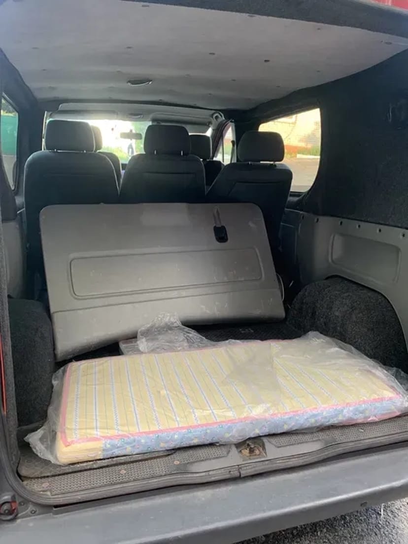 Вантажоперевезення не великого габариту + 4 пасажири.