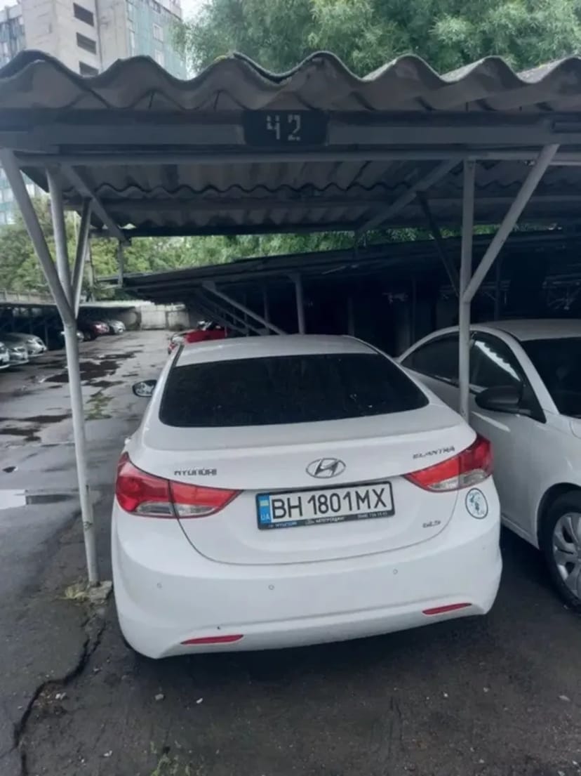 Крите місце на авто стоянці Радісна 2