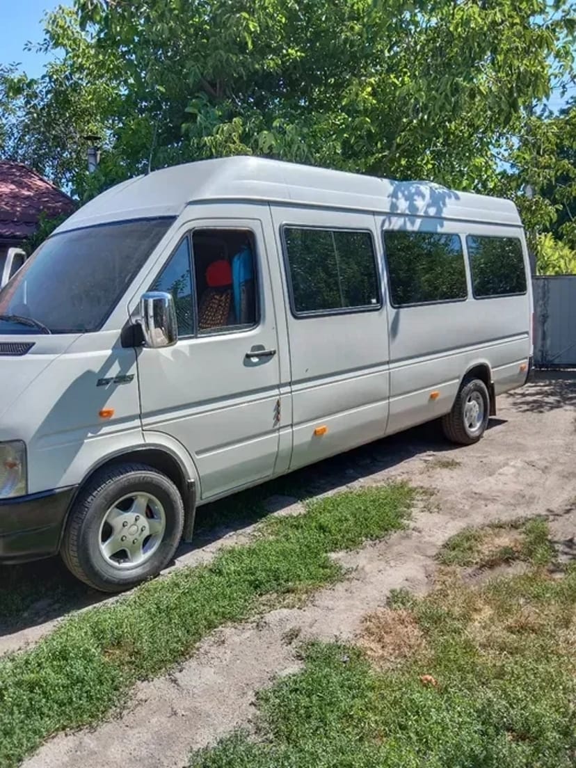 Мікроавтобус з водієм
