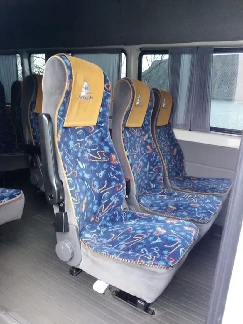 Мікроавтобус з водієм